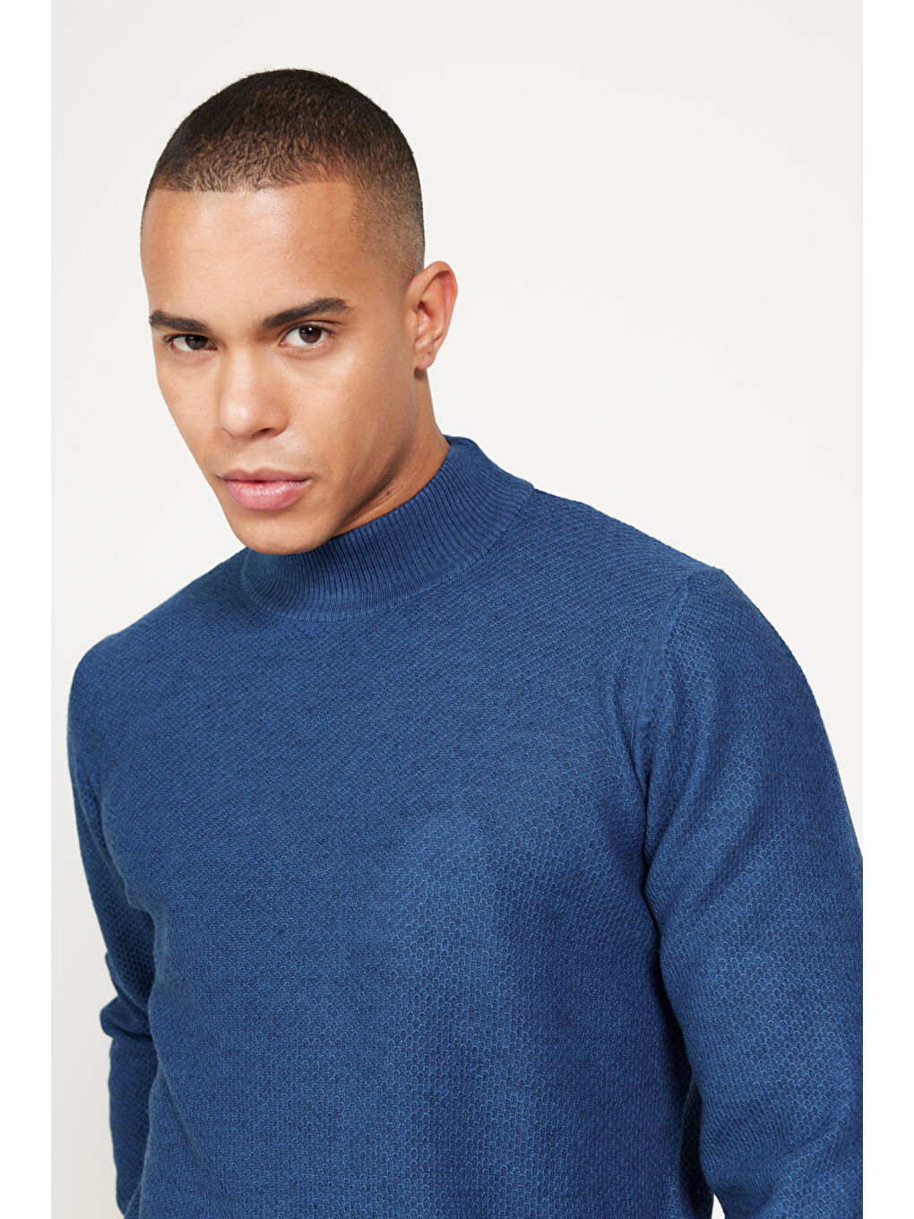 Erkek İndigo Standart Fit Normal Kesim Yarım Balıkçı Yaka Jakarlı Triko Kazak-2