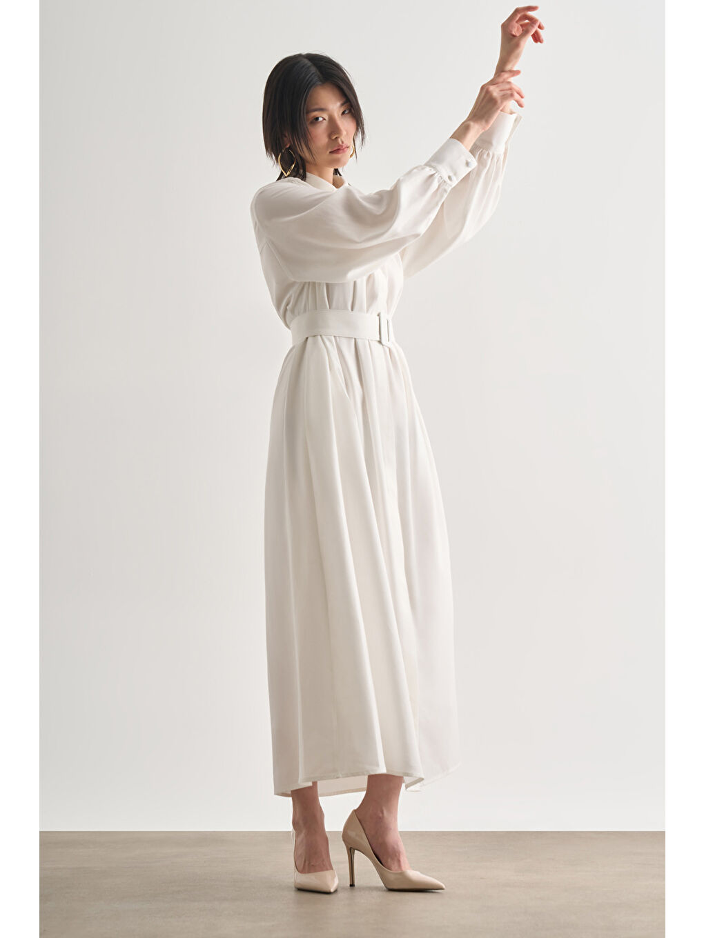 Lyocell Dokulu Pile Detaylı Kemerli Maksi Ekru Elbise-2