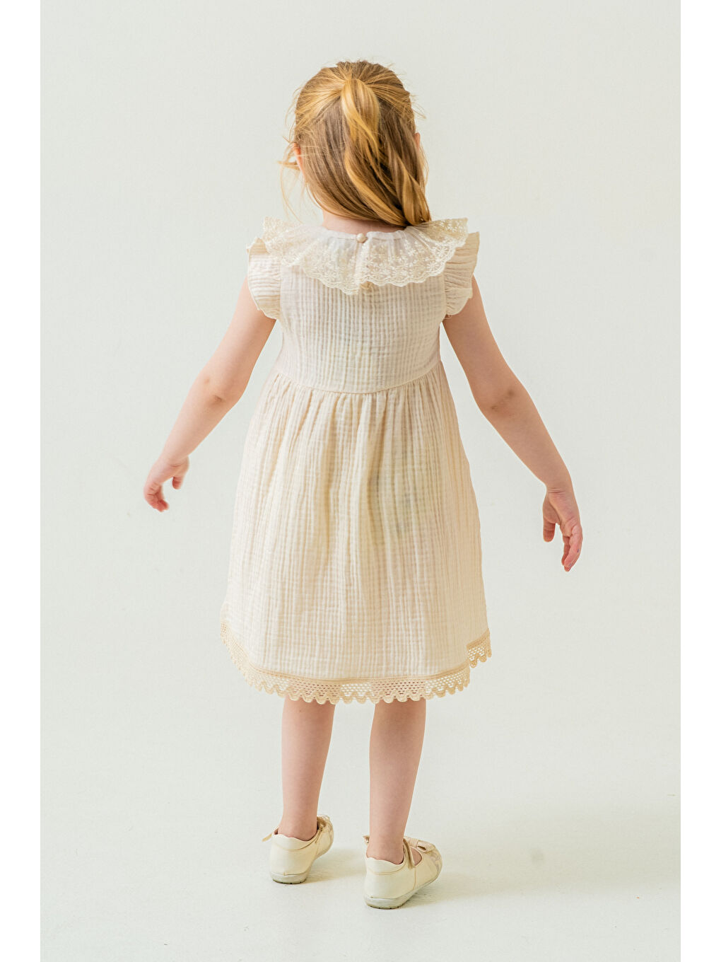 Ekru Kız Bebek Dantel Yakalı Omzu Fırfırlı Müslin Elbise 1-5 Yaş Krem 3809-2-1