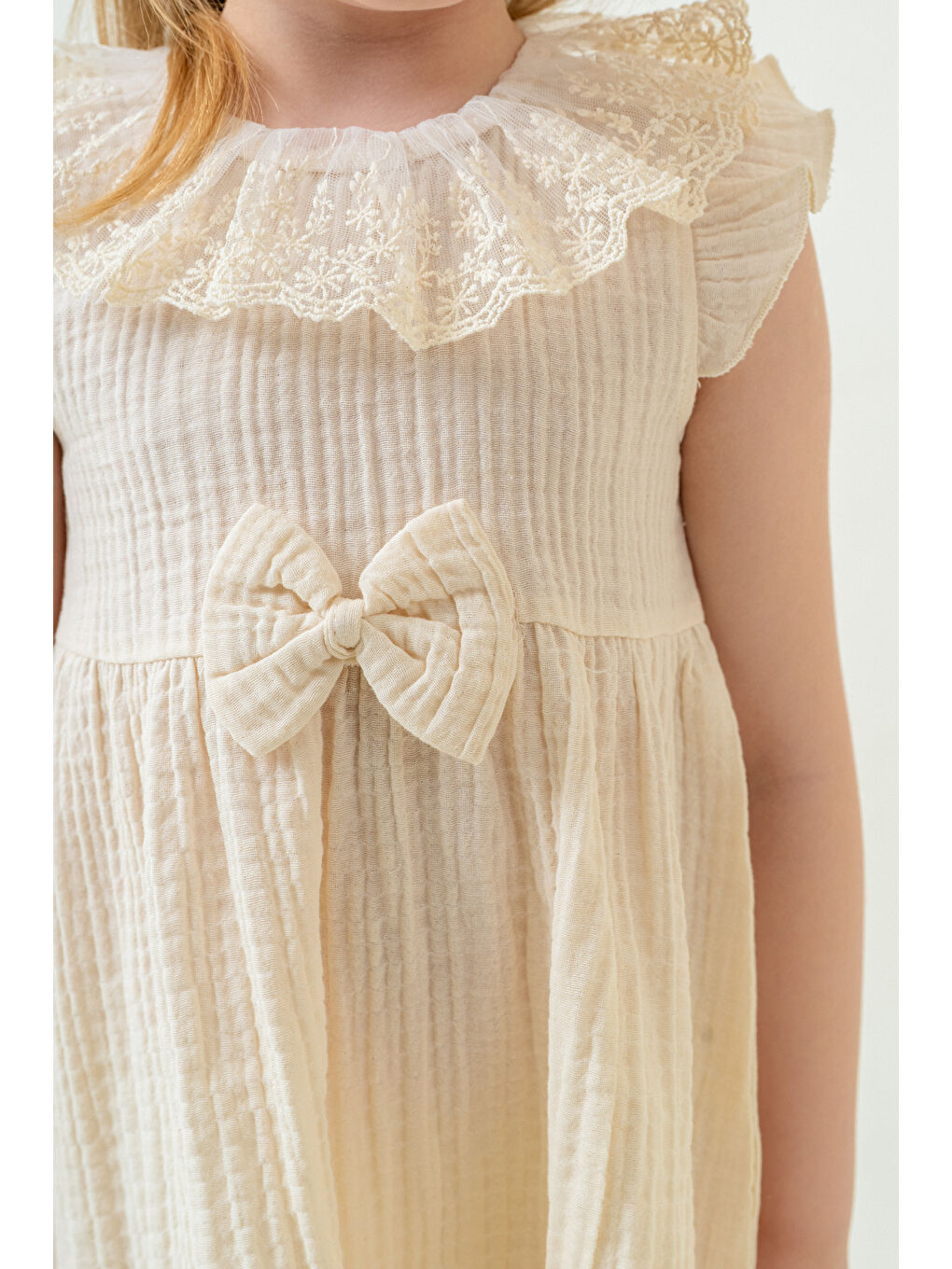 Ekru Kız Bebek Dantel Yakalı Omzu Fırfırlı Müslin Elbise 1-5 Yaş Krem 3809-2-2