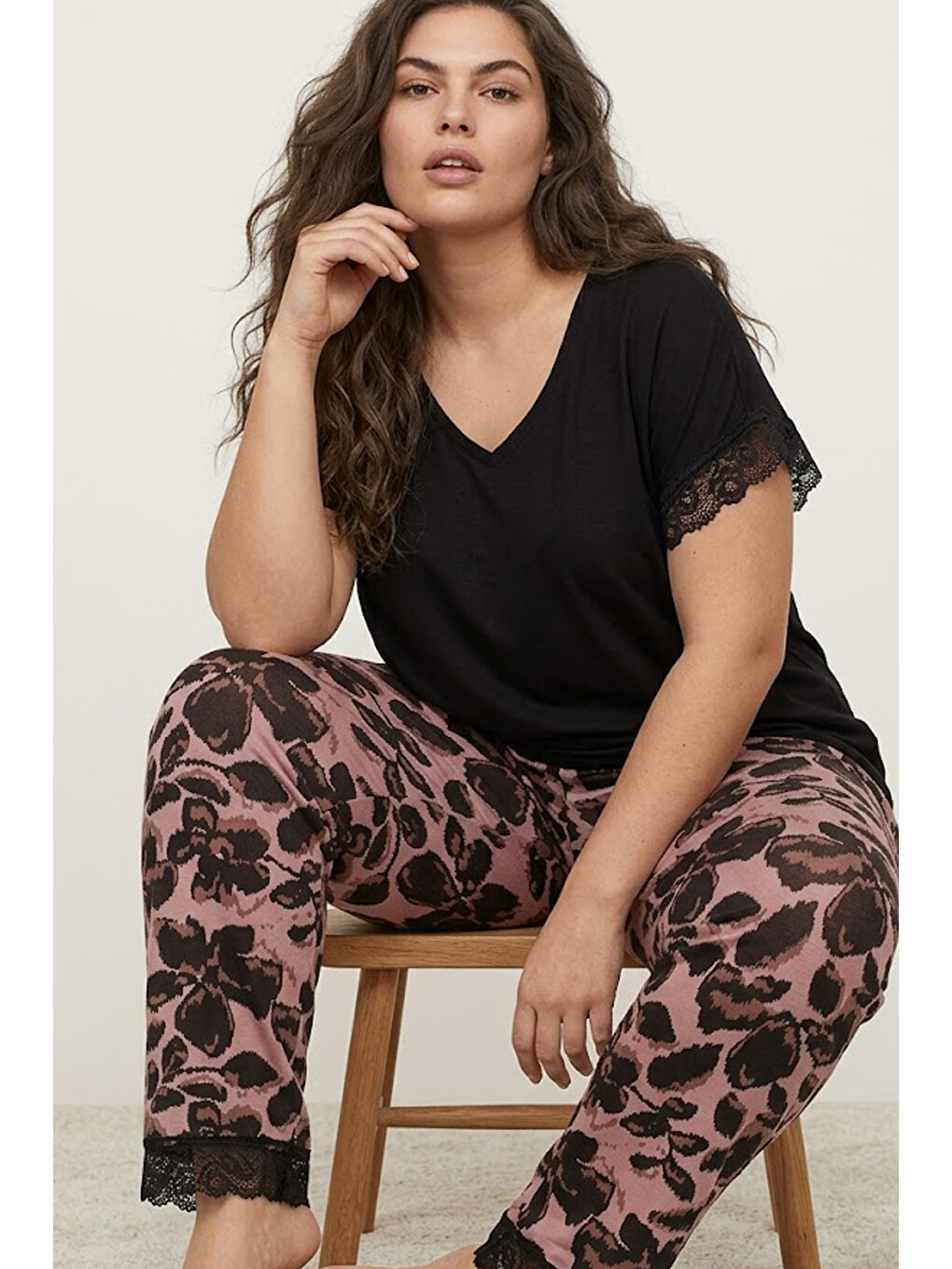 Siyah Pembe Çiçek Desenli Büyük Beden Battal Boy Viskon Örme Pijama Takım