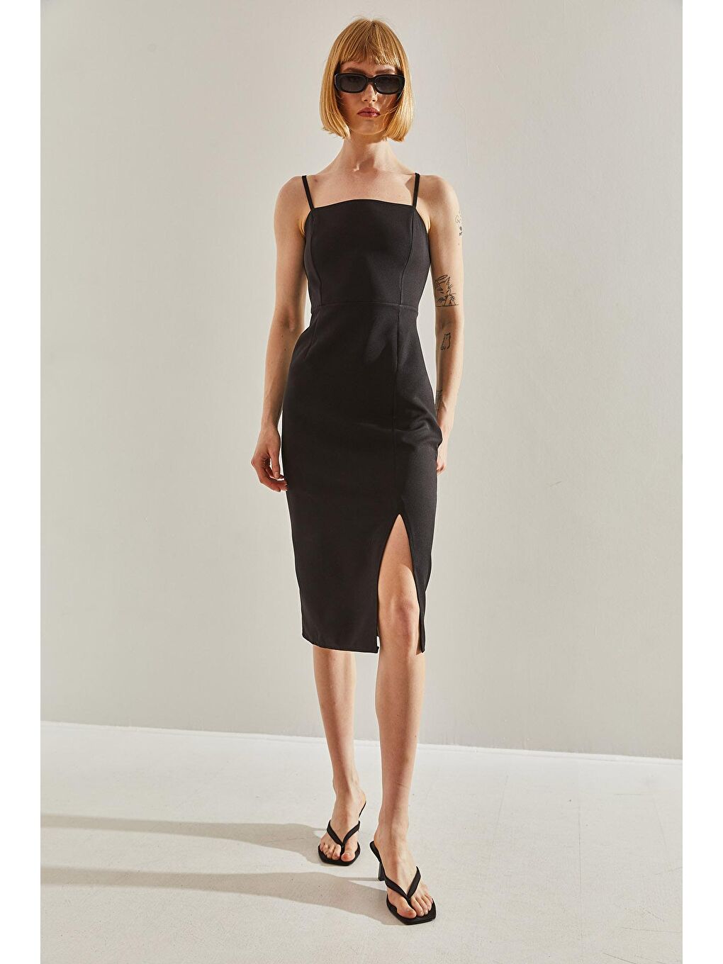 Siyah Kadın Yırtmaç Detaylı İp Askılı Elbise-4