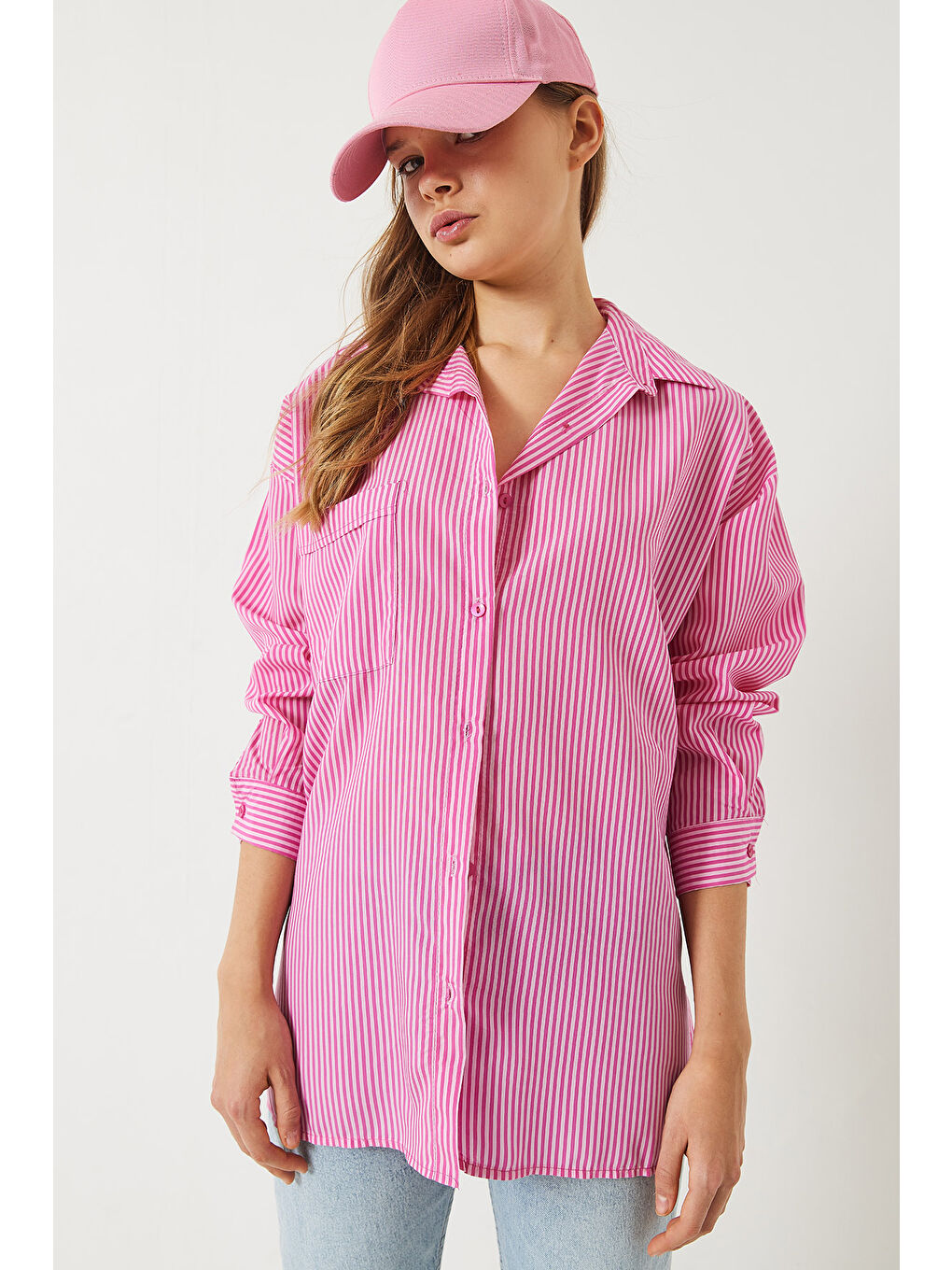 Pembe Kadın Tek Cepli Yanları Yırtmaçlı Çizgili Poplin Gömlek