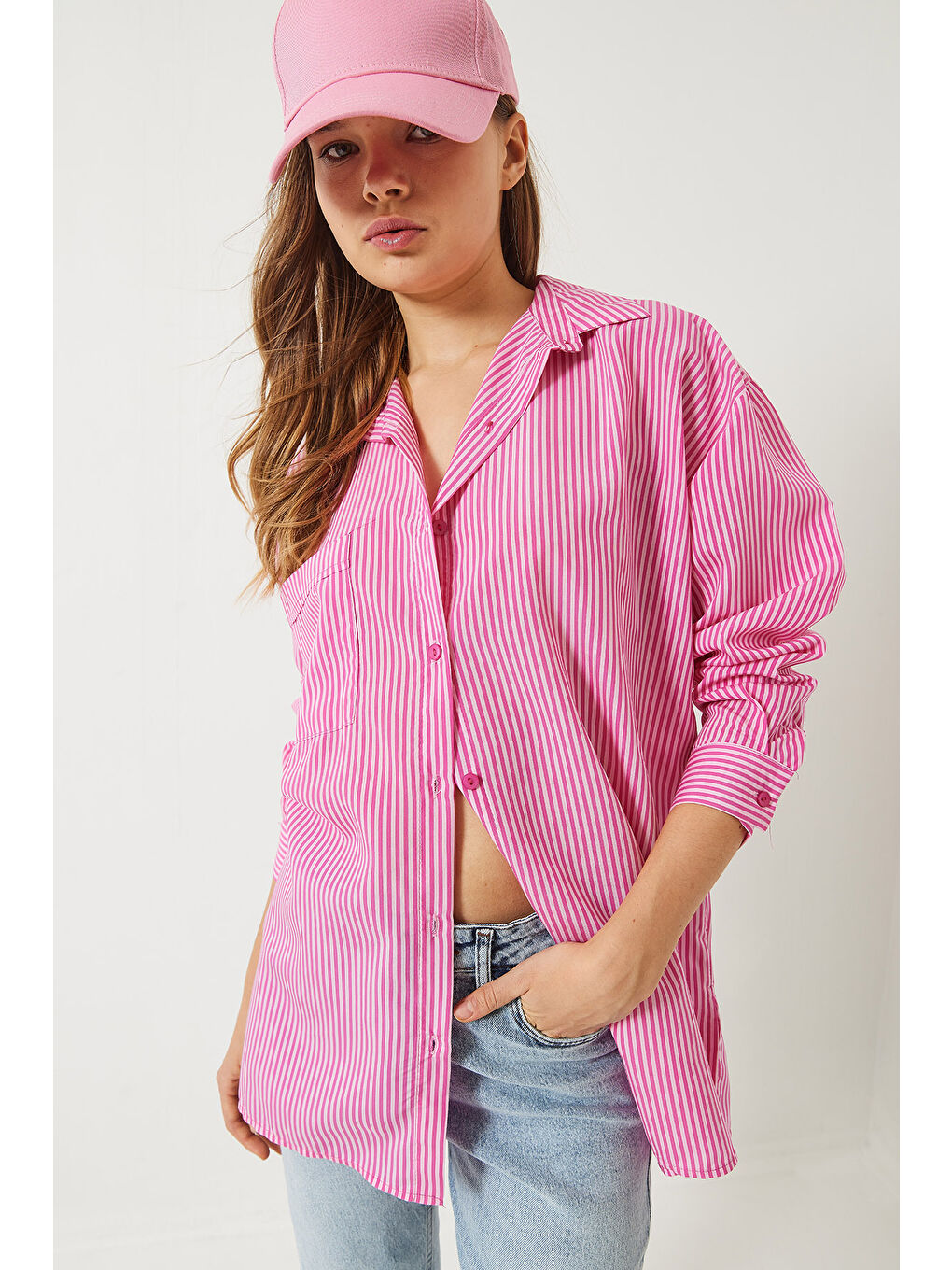 Pembe Kadın Tek Cepli Yanları Yırtmaçlı Çizgili Poplin Gömlek-1