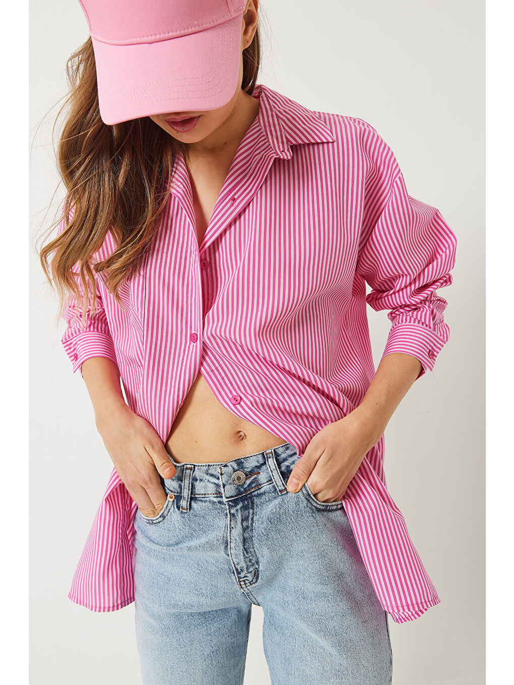 Pembe Kadın Tek Cepli Yanları Yırtmaçlı Çizgili Poplin Gömlek-2