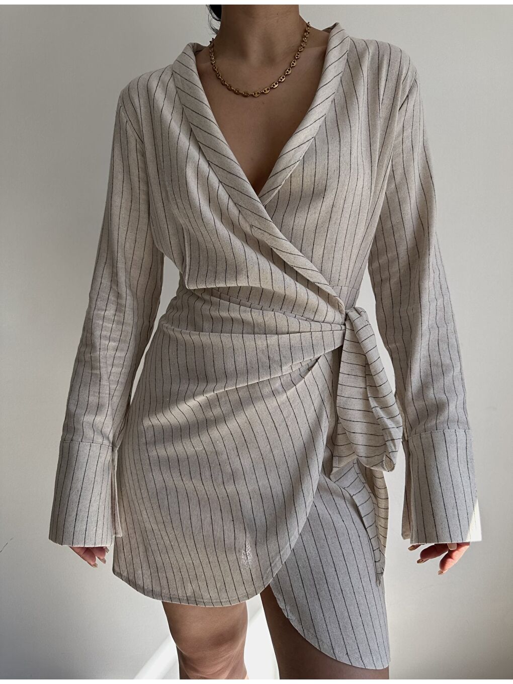 İnes Çizgili Bej Keten Elbise