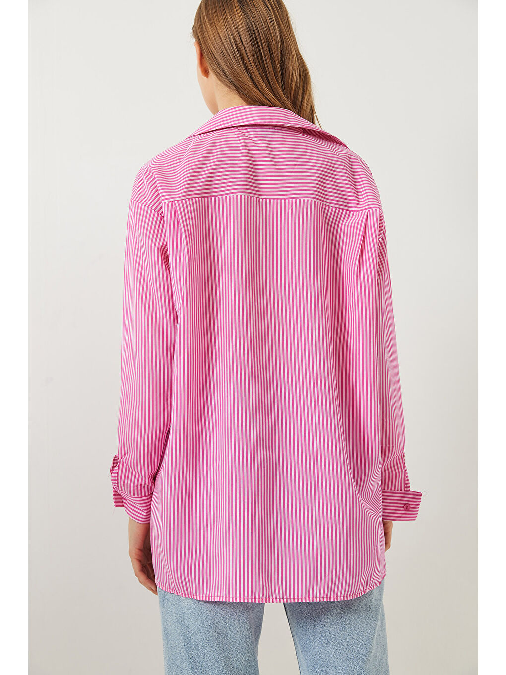 Pembe Kadın Tek Cepli Yanları Yırtmaçlı Çizgili Poplin Gömlek-3
