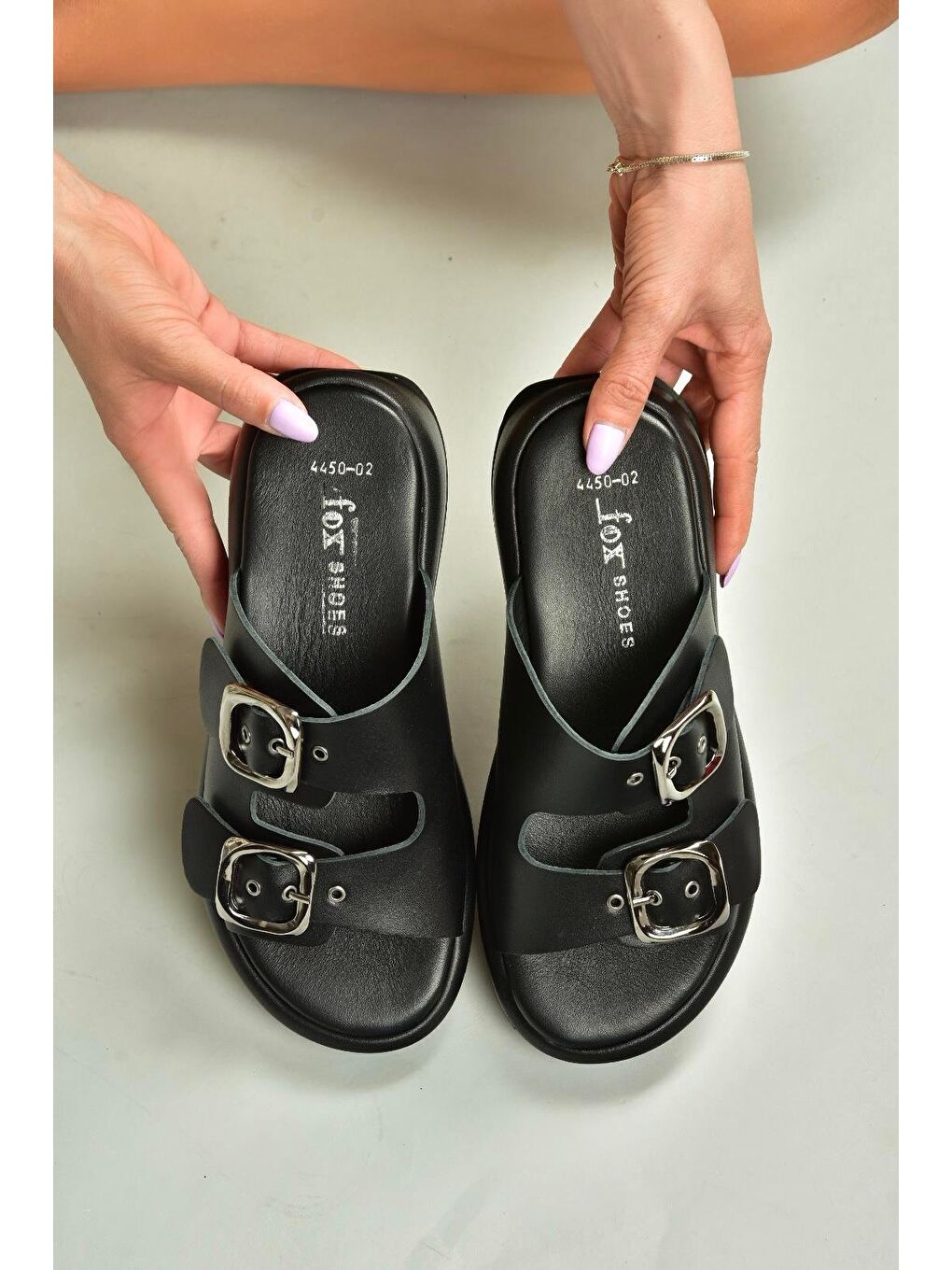 Siyah Kadın Terlik U2964450