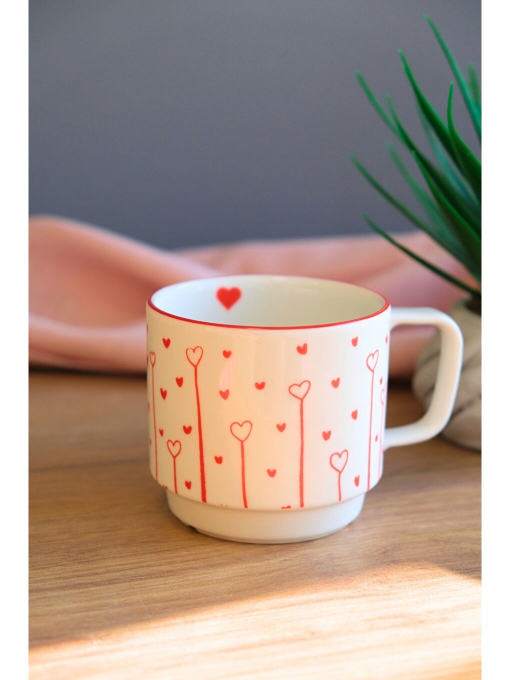 Karışık Porselen Uçan Kalpler İstifli Kupa Kırmızı Fileli 250cc-1