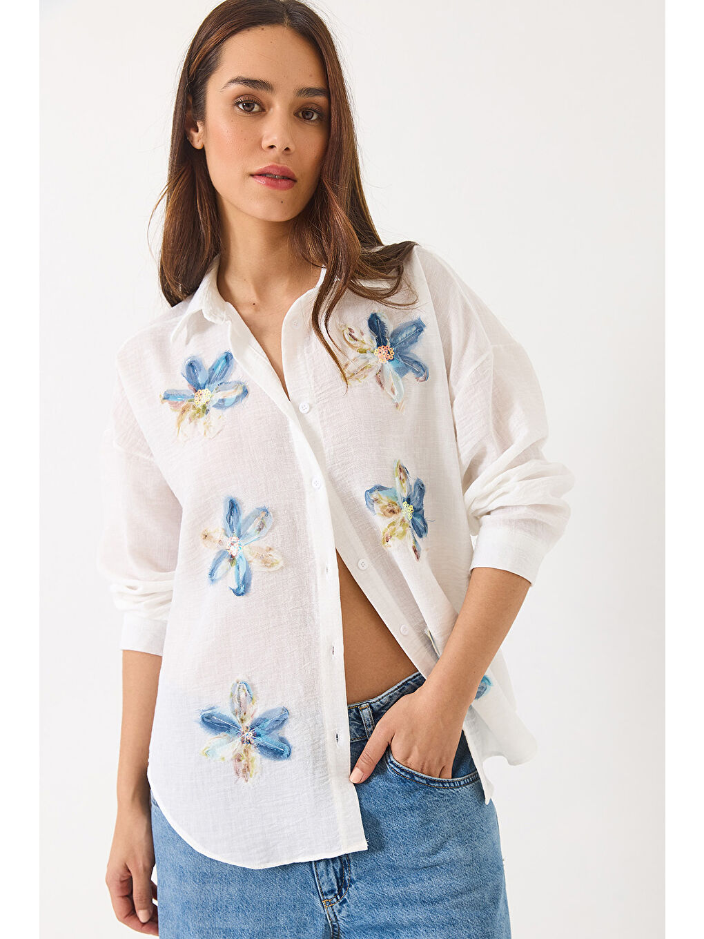 Beyaz Kadın Tül Çiçek Aksesuarlı Uzun Kollu Pamuk Gömlek