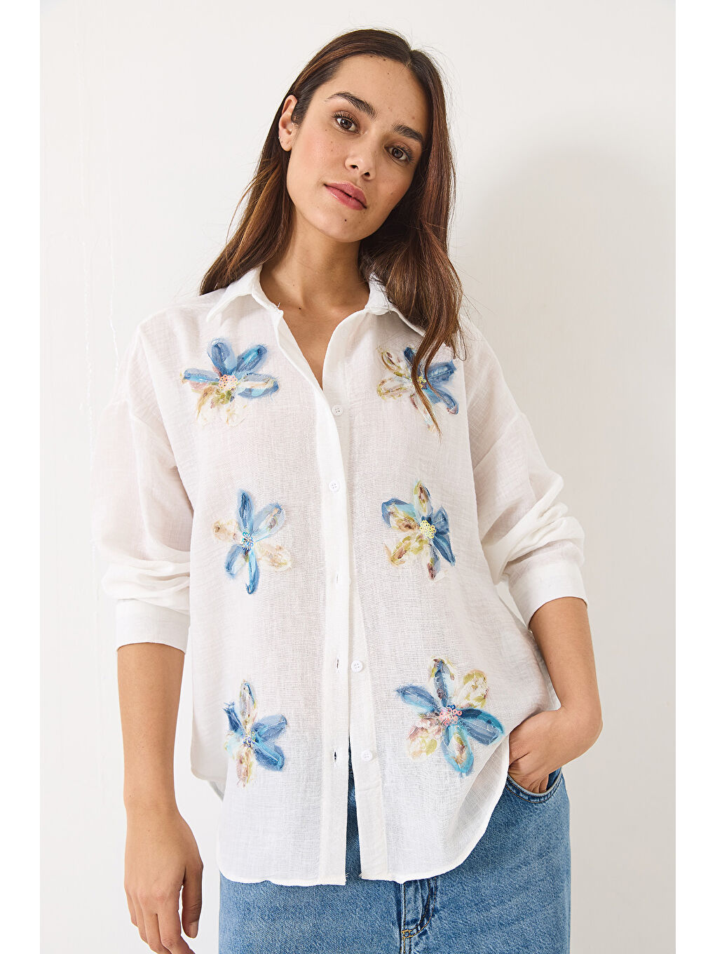 Beyaz Kadın Tül Çiçek Aksesuarlı Uzun Kollu Pamuk Gömlek-1