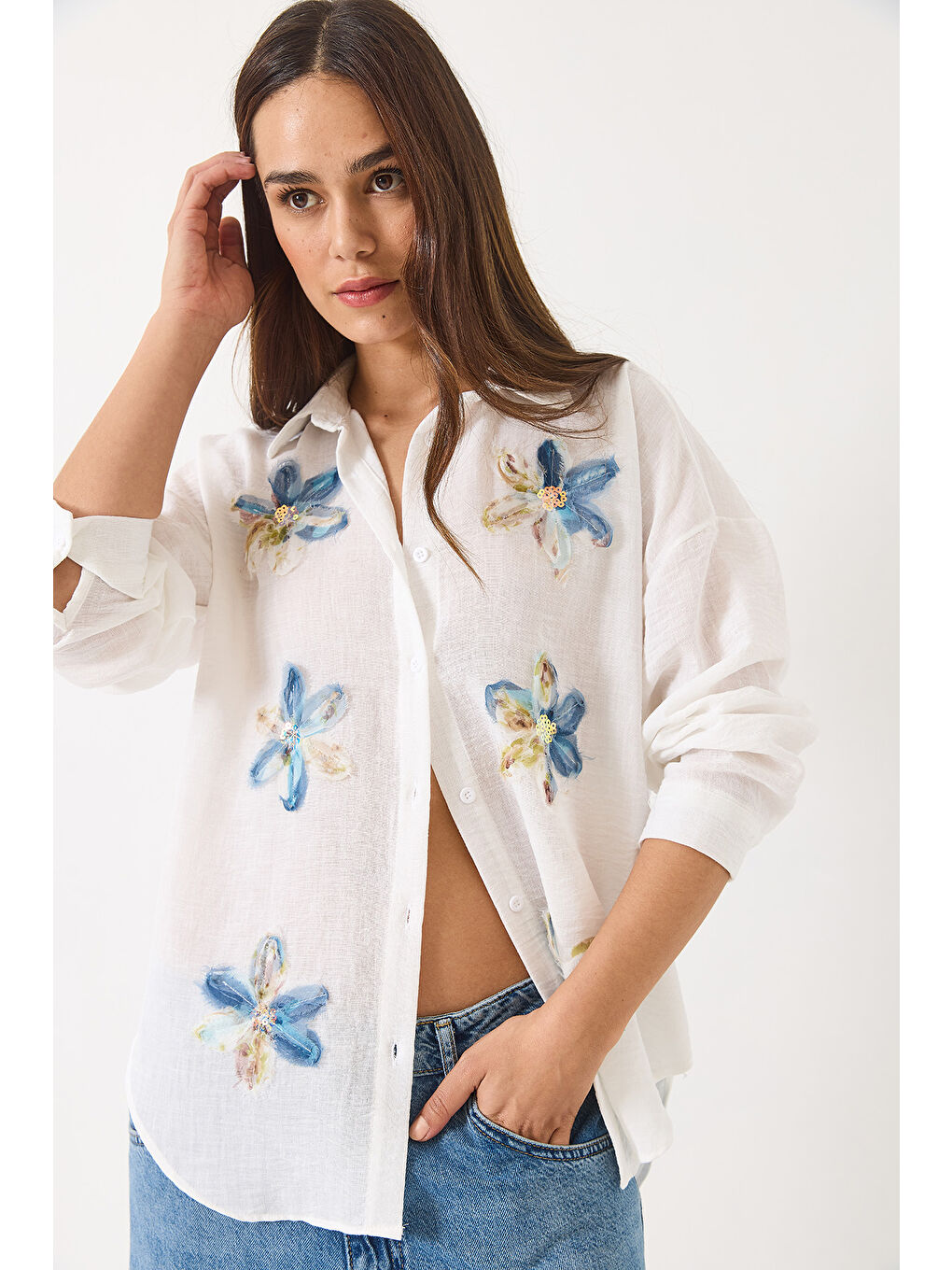 Beyaz Kadın Tül Çiçek Aksesuarlı Uzun Kollu Pamuk Gömlek-2