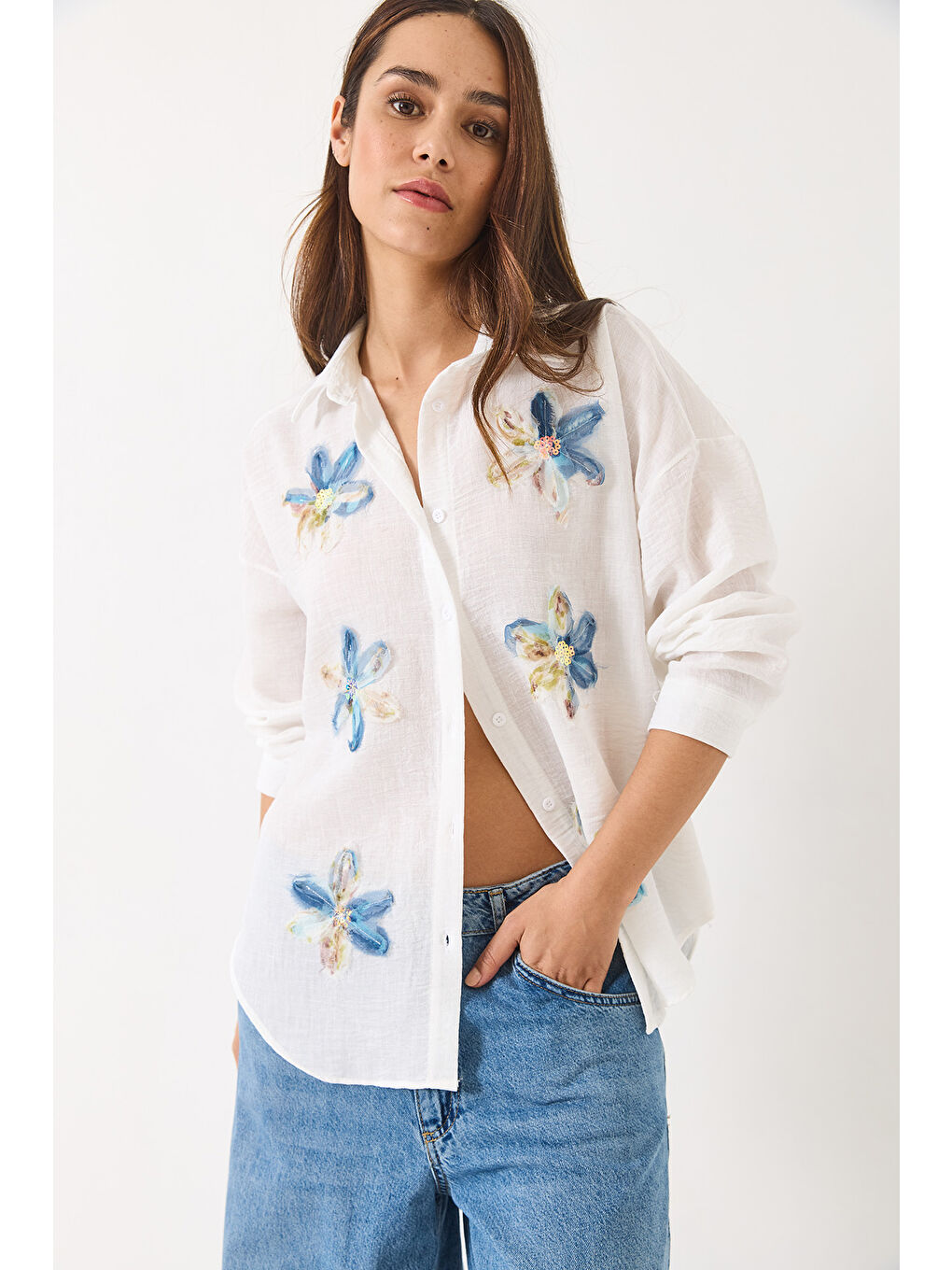 Beyaz Kadın Tül Çiçek Aksesuarlı Uzun Kollu Pamuk Gömlek-3