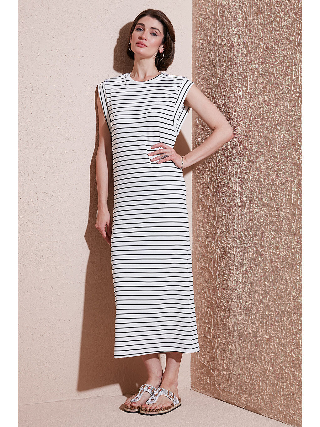 Siyah Çizgili Regular Fit Kolsuz Bisiklet Yaka Midi Boy Elbise 5866107-1