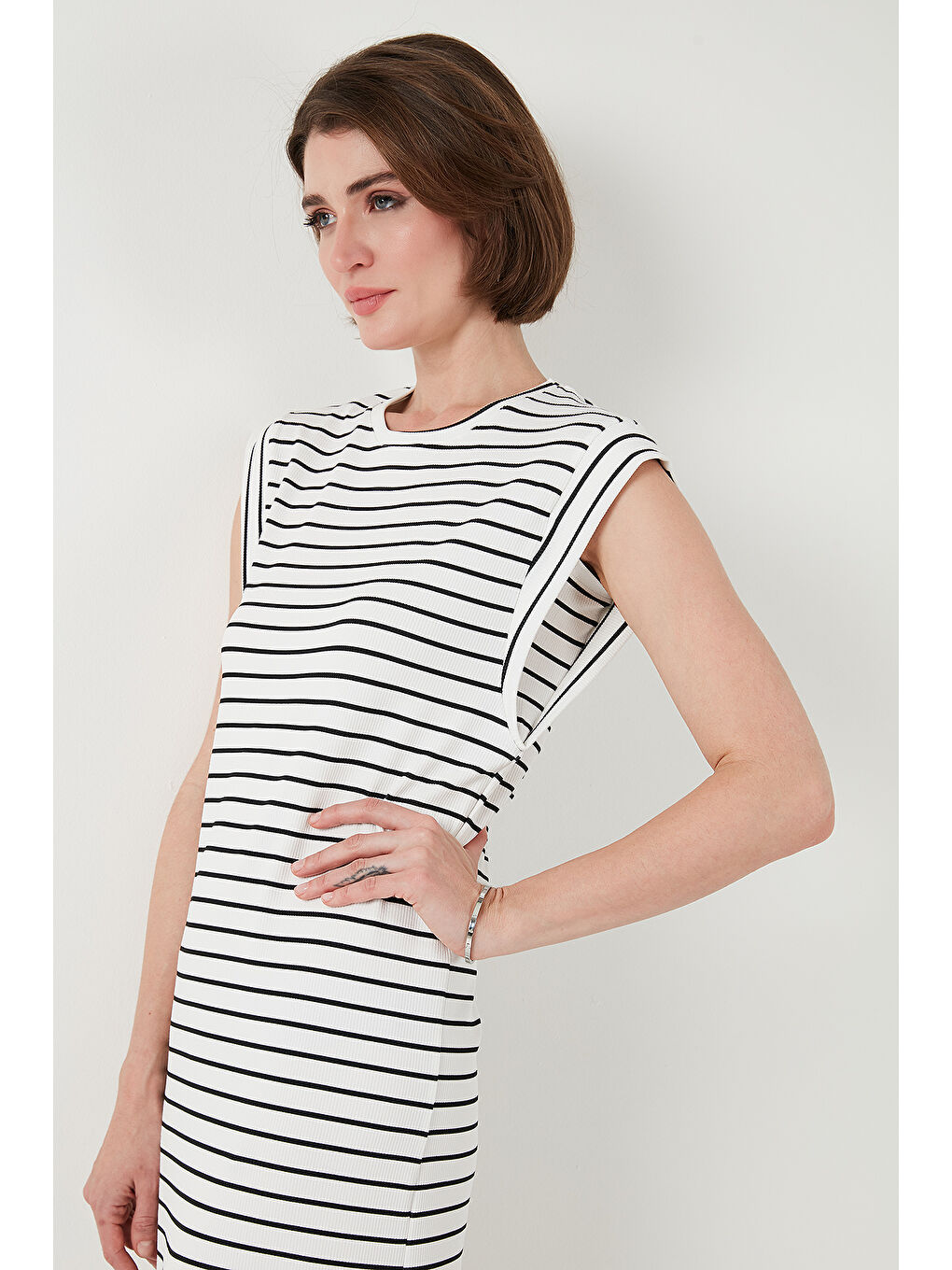 Siyah Çizgili Regular Fit Kolsuz Bisiklet Yaka Midi Boy Elbise 5866107-5