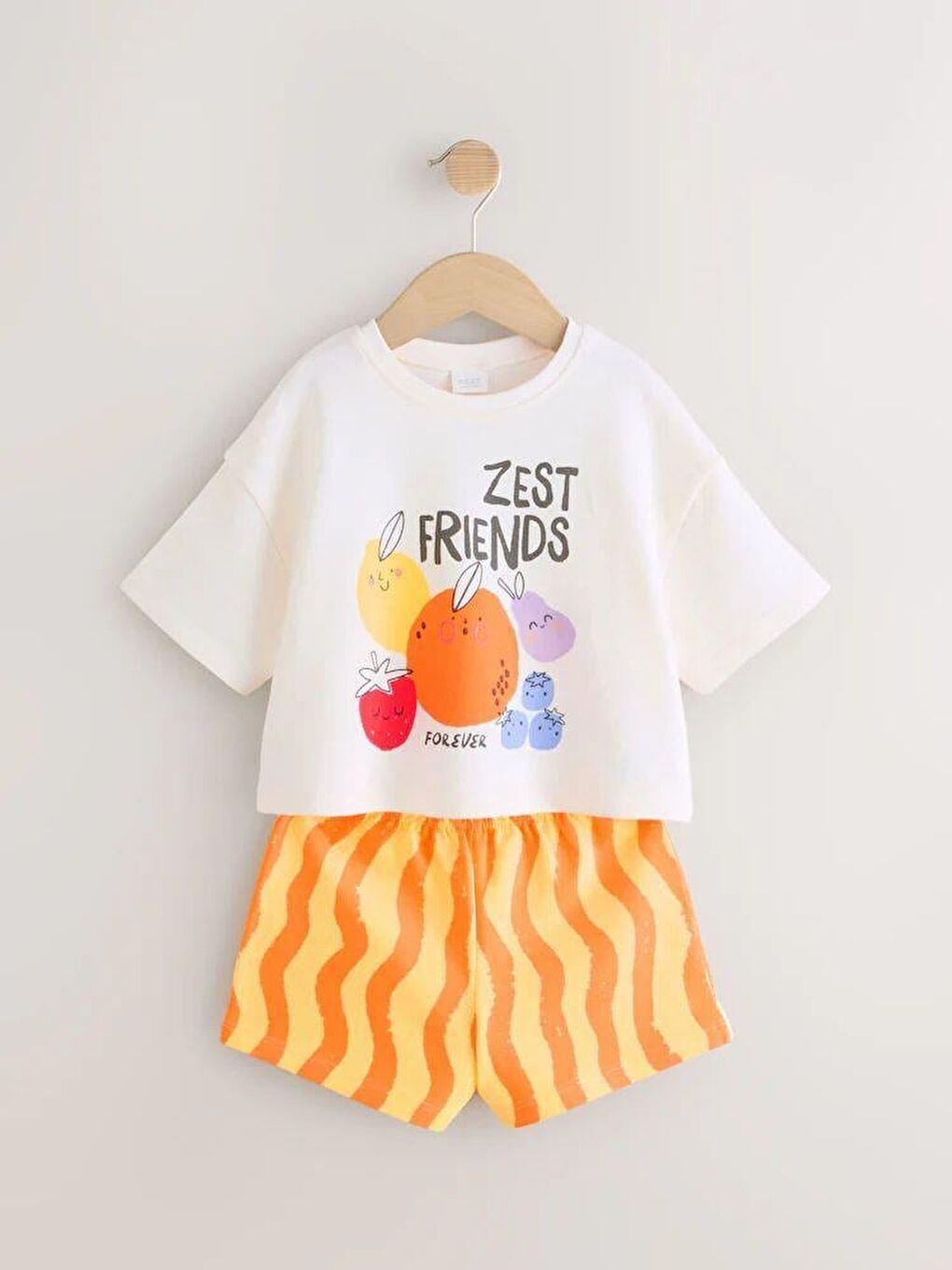Karışık Unisex Çocuk Pamuklu Beyaz Zest Friends Baskılı T-Shirt Ve Turuncu Dalga Desenli Şort Takım