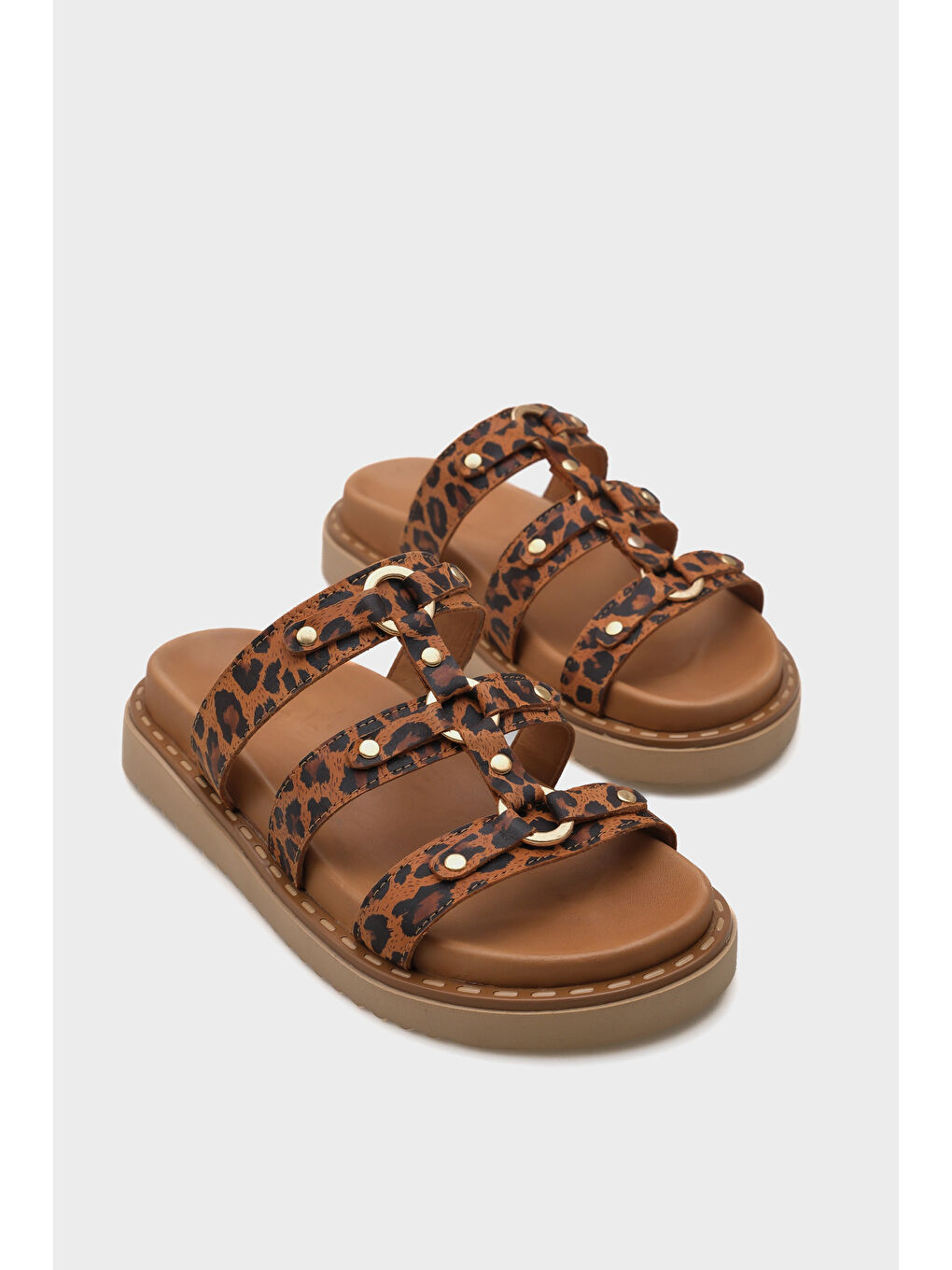 Kahverengi Nisa Aksesuarlı Deri Kadın Terlik