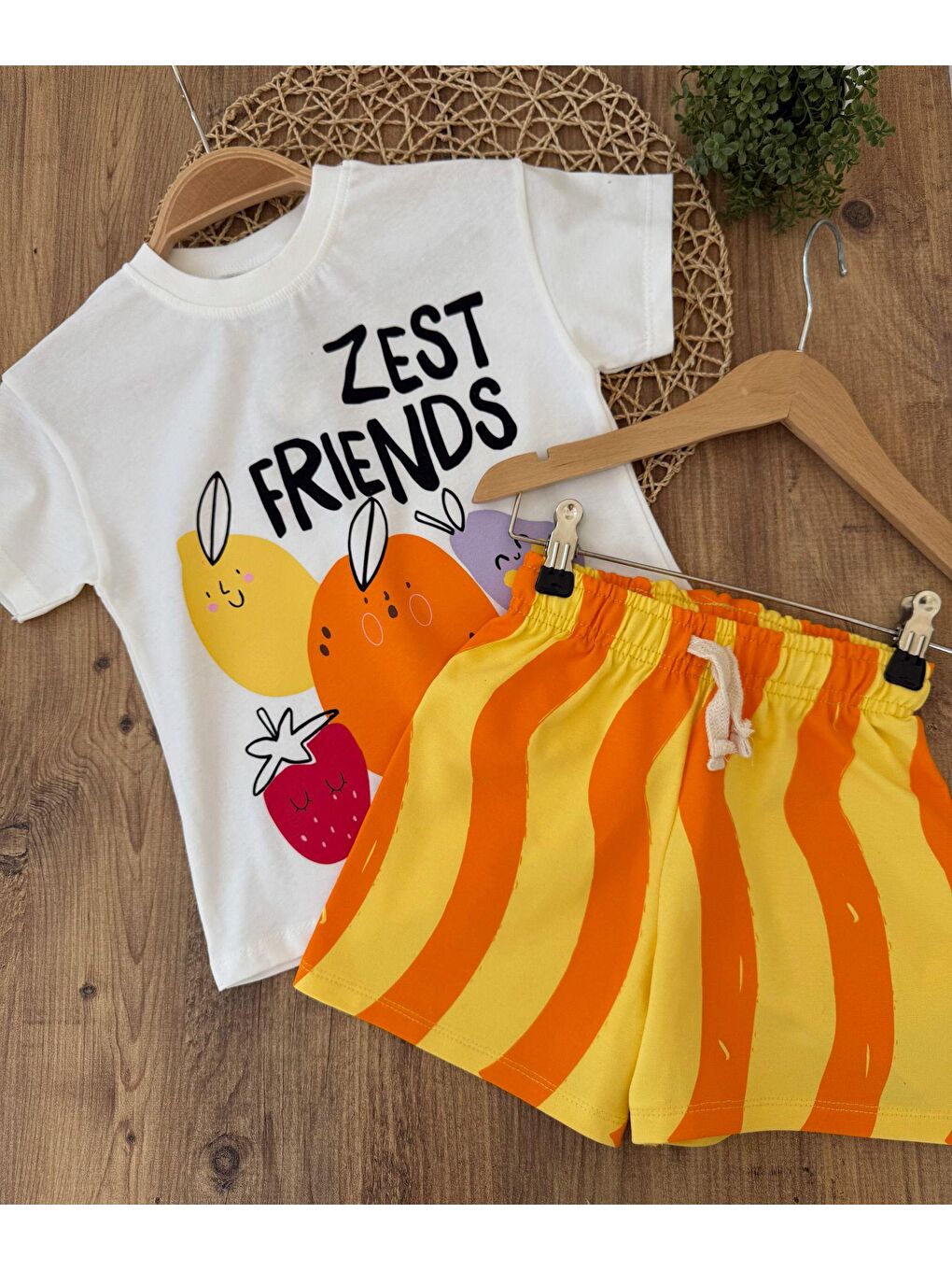 Karışık Unisex Çocuk Pamuklu Beyaz Zest Friends Baskılı T-Shirt Ve Turuncu Dalga Desenli Şort Takım-3