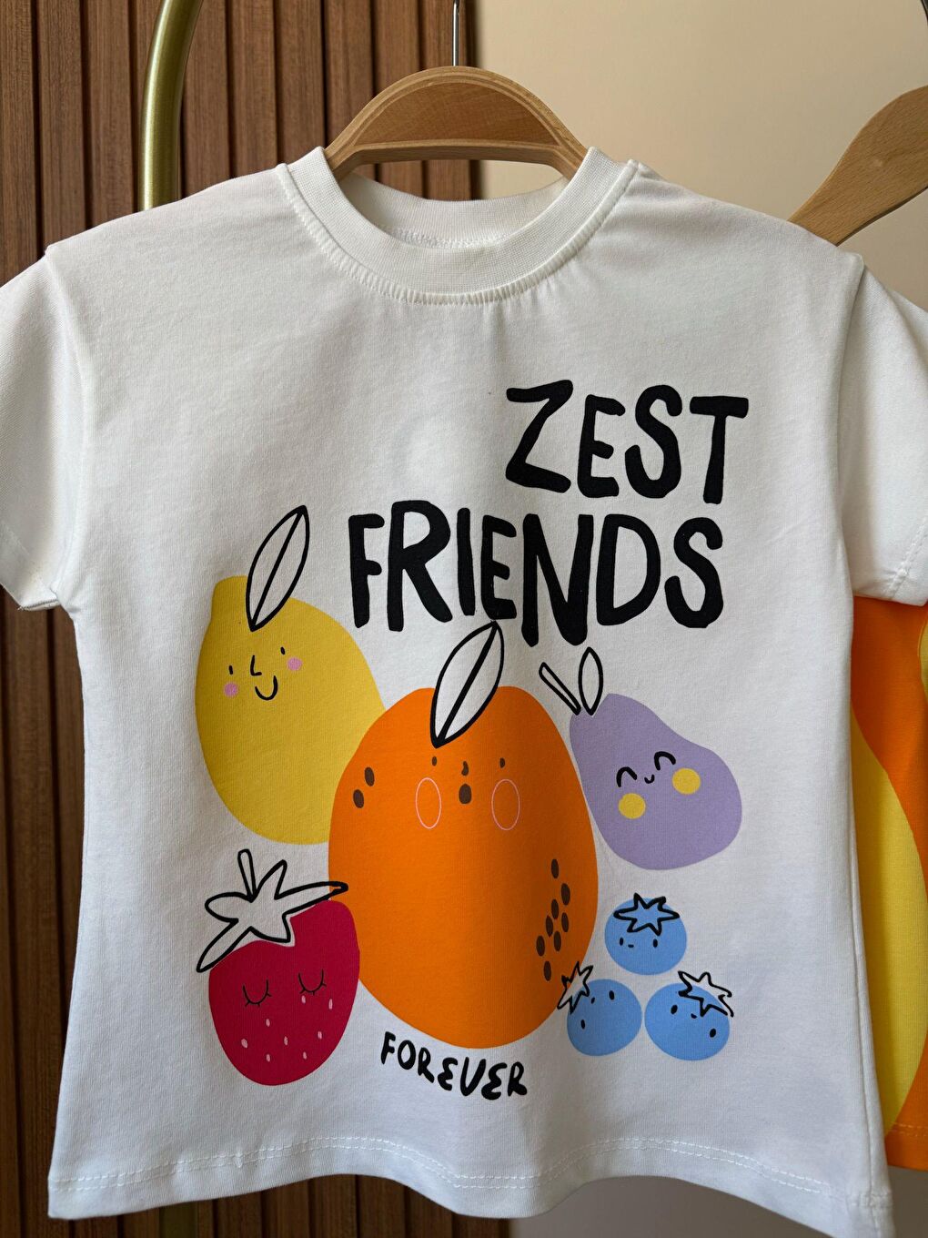 Karışık Unisex Çocuk Pamuklu Beyaz Zest Friends Baskılı T-Shirt Ve Turuncu Dalga Desenli Şort Takım-4