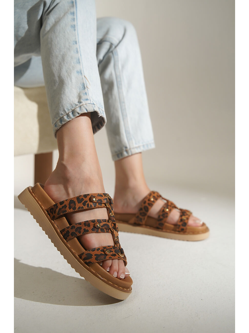 Kahverengi Nisa Aksesuarlı Deri Kadın Terlik-2