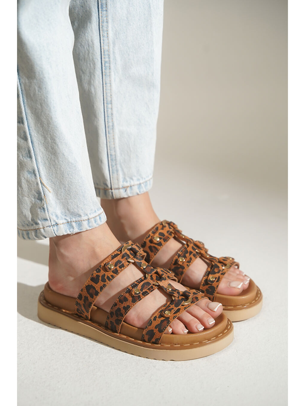 Kahverengi Nisa Aksesuarlı Deri Kadın Terlik-7