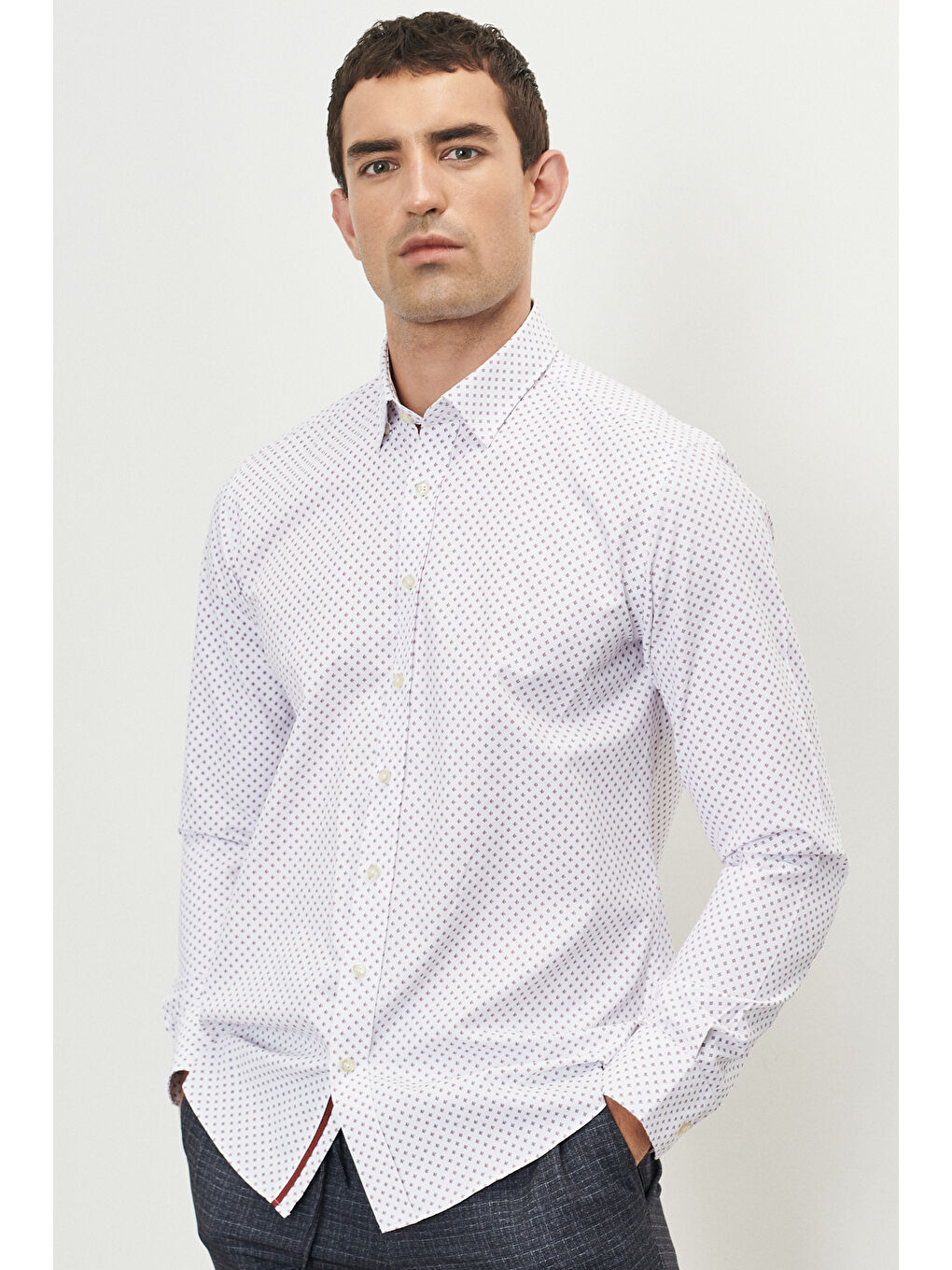 Erkek Beyaz-Bordo Slim Fit Dar Kesim Düğmeli Yaka Baskılı Gömlek