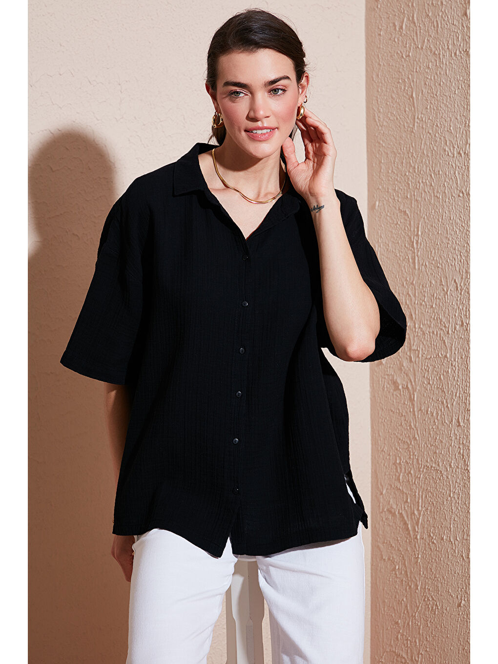 Siyah Pamuklu Regular Fit Yırtmaçlı Kısa Kollu Gömlek Cf25S166965