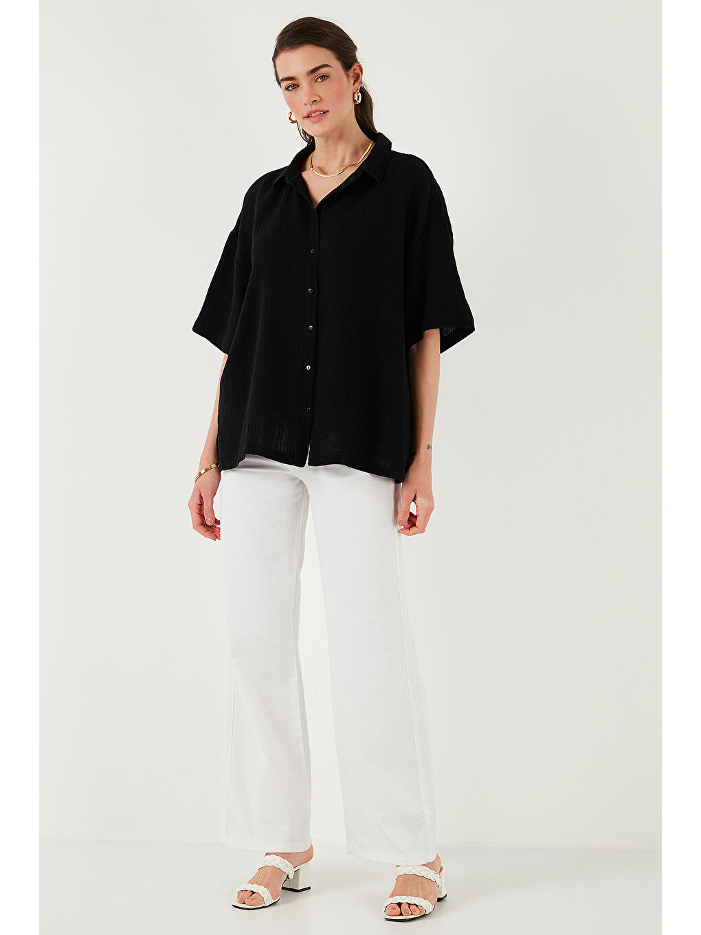 Siyah Pamuklu Regular Fit Yırtmaçlı Kısa Kollu Gömlek Cf25S166965-1