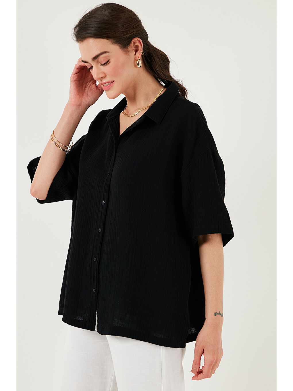 Siyah Pamuklu Regular Fit Yırtmaçlı Kısa Kollu Gömlek Cf25S166965-2