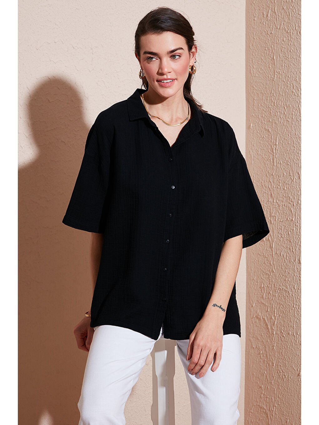 Siyah Pamuklu Regular Fit Yırtmaçlı Kısa Kollu Gömlek Cf25S166965-3