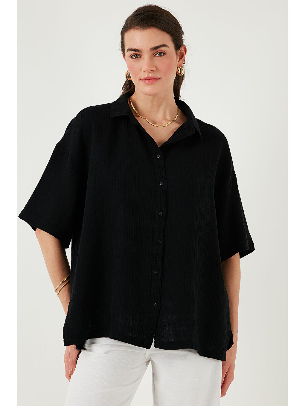 Siyah Pamuklu Regular Fit Yırtmaçlı Kısa Kollu Gömlek Cf25S166965-4