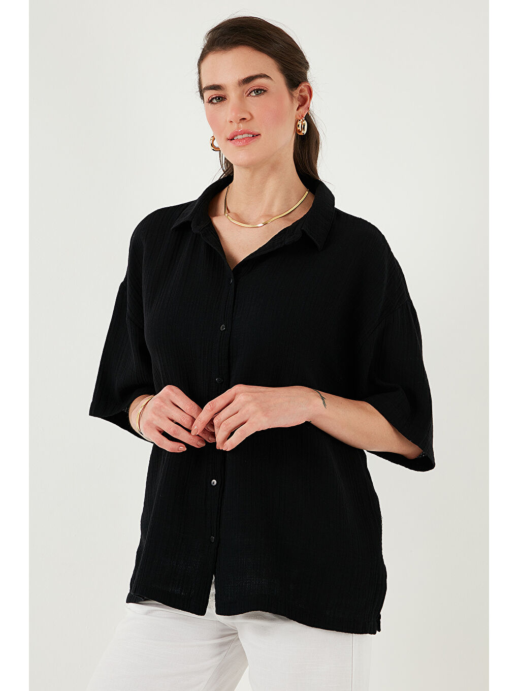 Siyah Pamuklu Regular Fit Yırtmaçlı Kısa Kollu Gömlek Cf25S166965-5