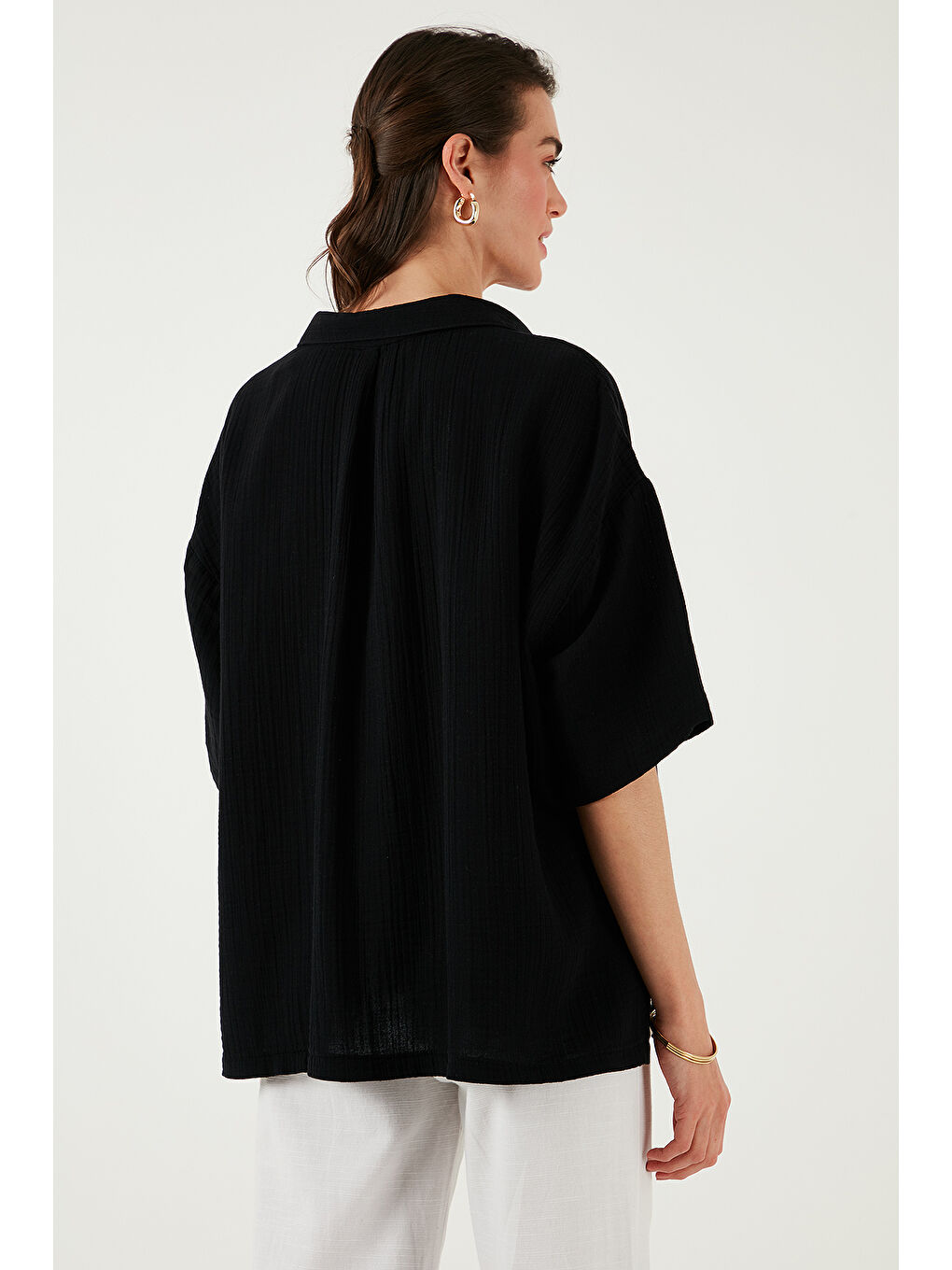 Siyah Pamuklu Regular Fit Yırtmaçlı Kısa Kollu Gömlek Cf25S166965-6