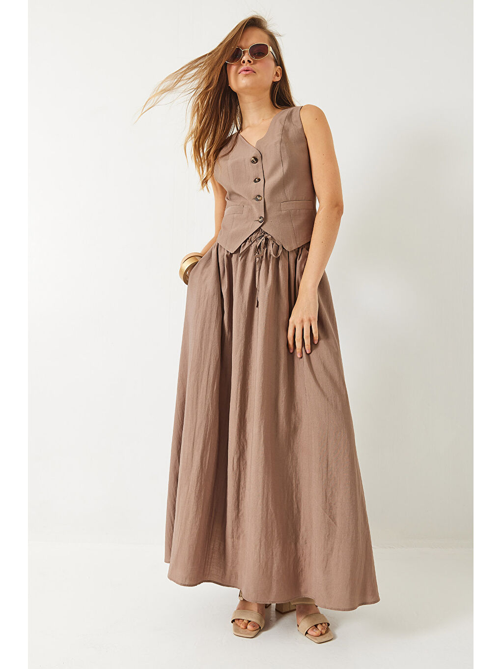 Bej Kadın Olivia Yelekli Astarlı Cep Detaylı Kloş Etekli Takım-2