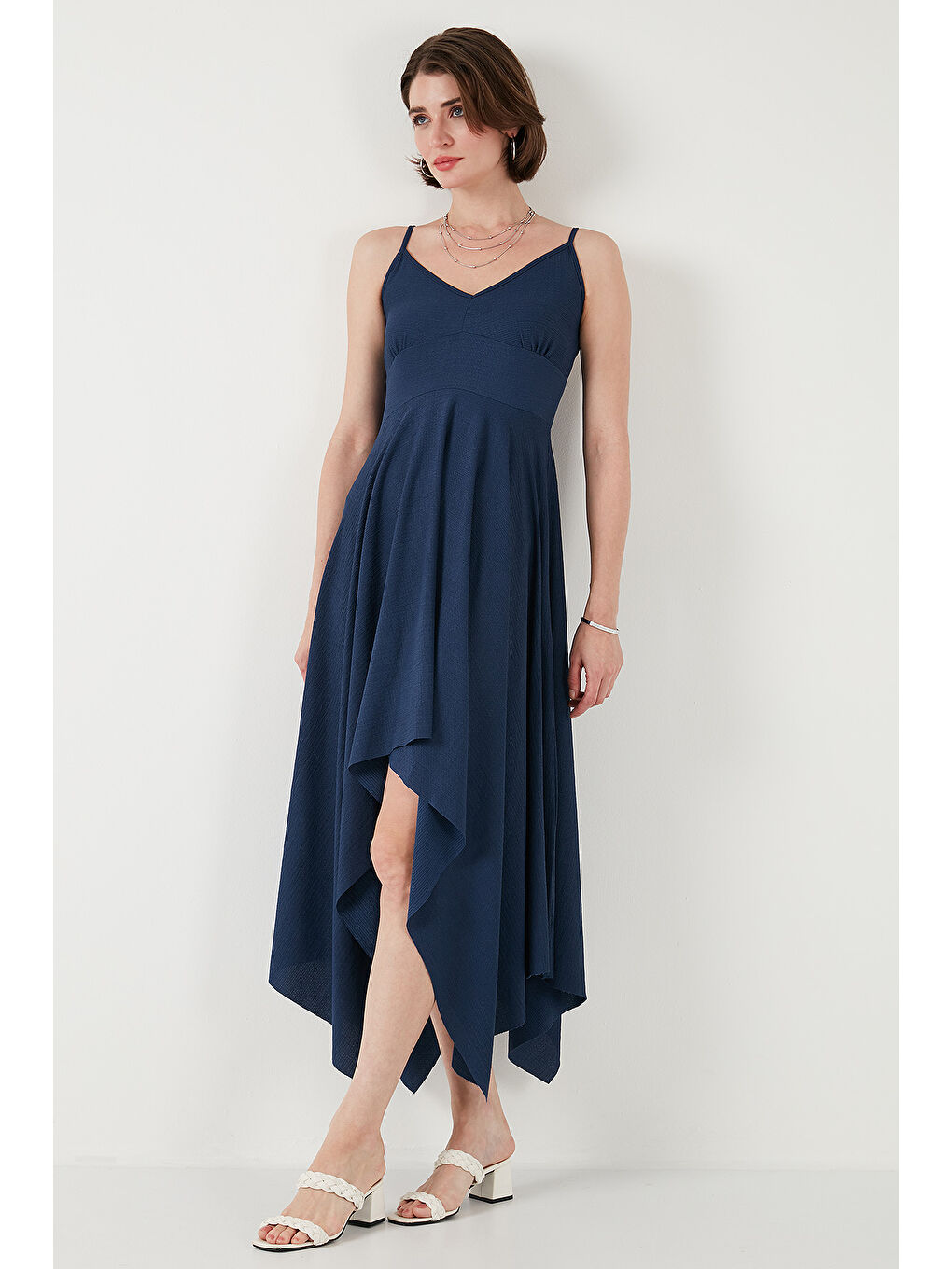İndigo Asimetrik Kesim Regular Fit Midi Boy Askılı V Yaka Elbise 5866131-3