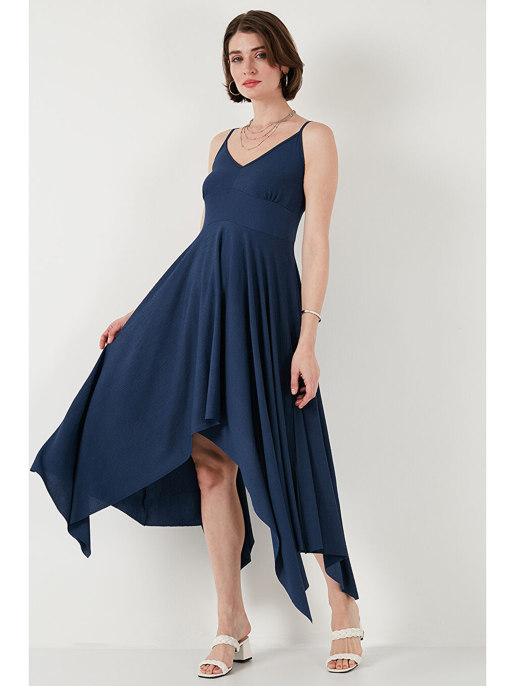 İndigo Asimetrik Kesim Regular Fit Midi Boy Askılı V Yaka Elbise 5866131-4