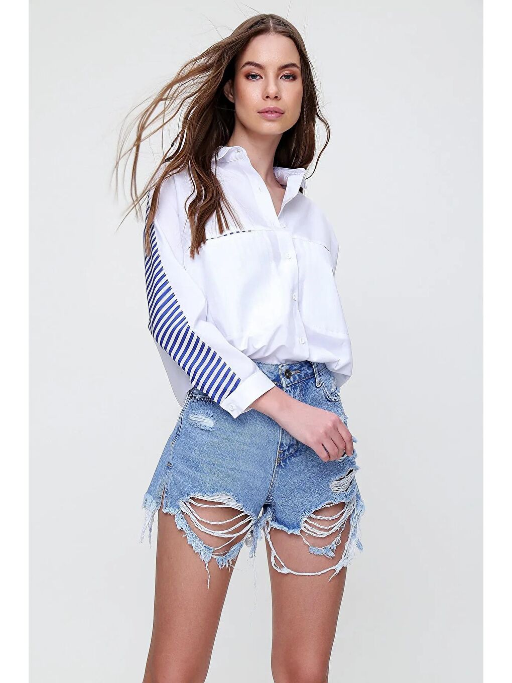 Beyaz Sırtı Detay Ve Cep Garnili Dokuma Poplin Gömlek