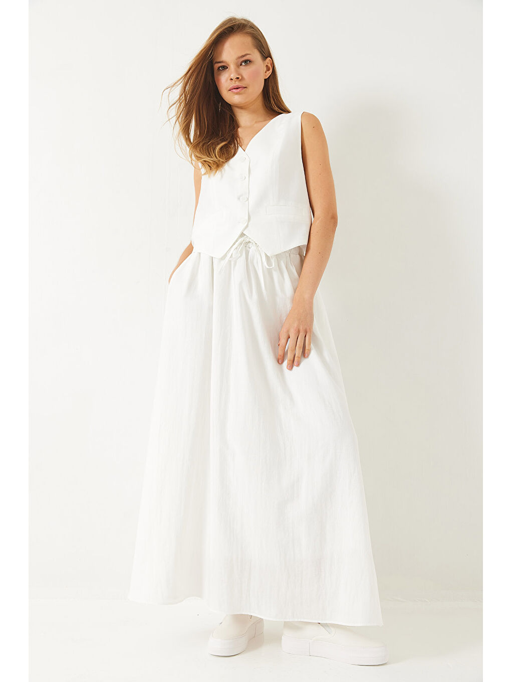 Beyaz Kadın Olivia Yelekli Astarlı Cep Detaylı Kloş Etekli Takım-1