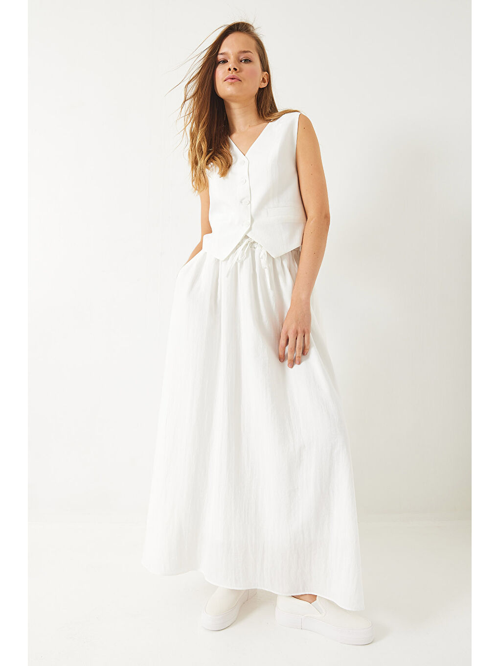 Beyaz Kadın Olivia Yelekli Astarlı Cep Detaylı Kloş Etekli Takım-3