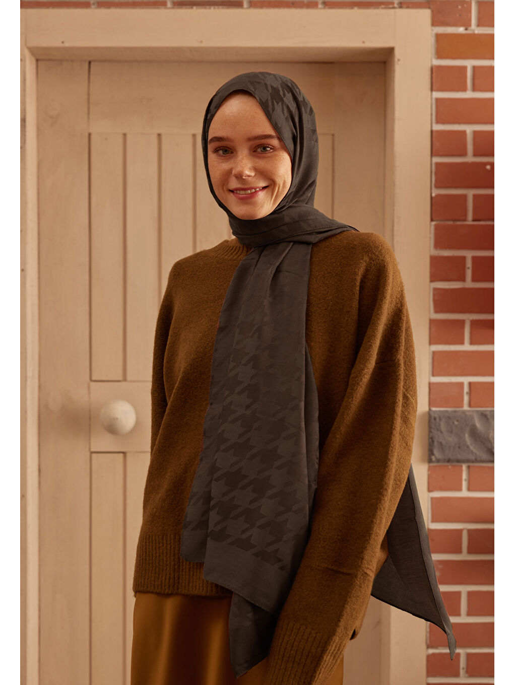 Kahverengi Kazayağı Jakarlı Şal Çikolata-1