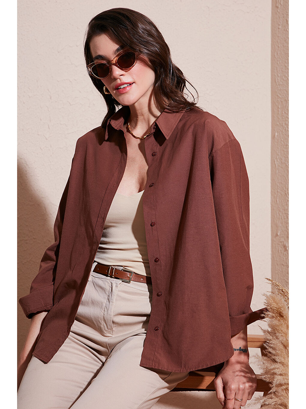 Kahverengi Pamuklu Regular Fit Önü Kısa Arkası Uzun Oval Kesim Gömlek Cf25S163867