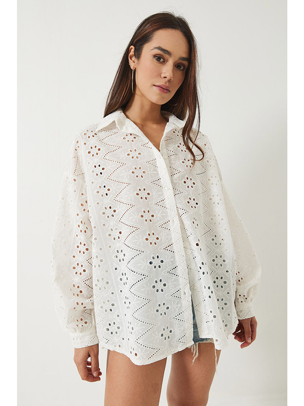 Beyaz Kadın Fisto İşlemeli Ajurlu Oversize Gömlek-1