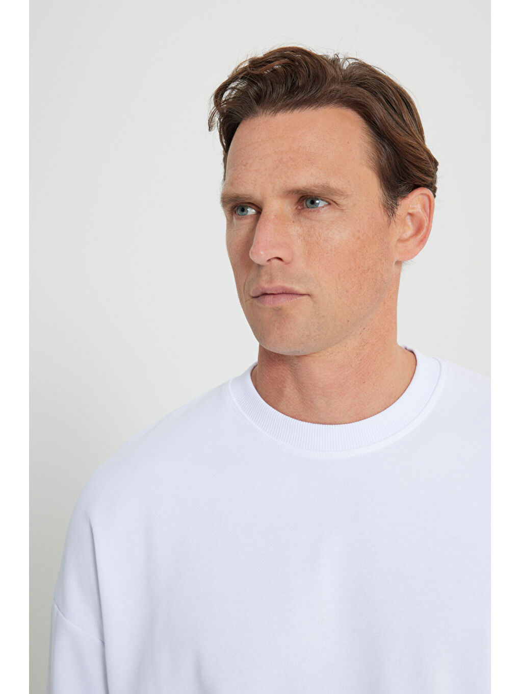 Erkek Beyaz Oversize Bol Kesim 3 İplik Bisiklet Yaka Pamuklu Sweatshirt-3