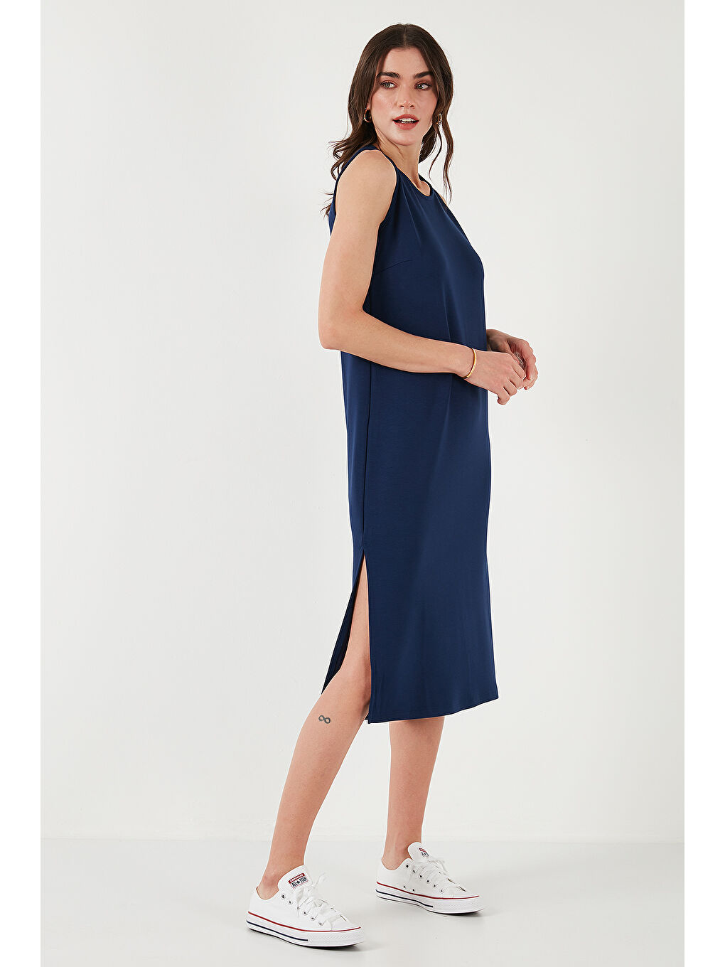 Lacivert Regular Fit Bisiklet Yaka Yırtmaç Detaylı Basic Midi Elbise 5866160-5