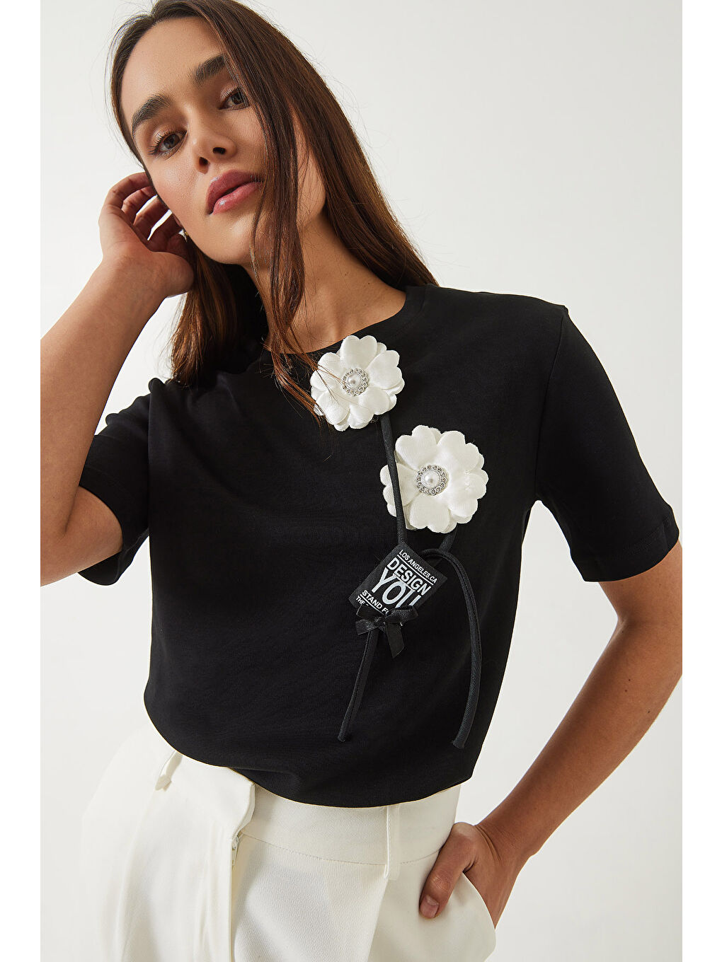 Siyah Kadın Çiçek Aksesuarlı Armalı T-Shirt