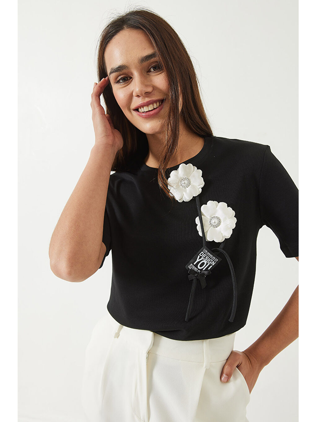 Siyah Kadın Çiçek Aksesuarlı Armalı T-Shirt-1