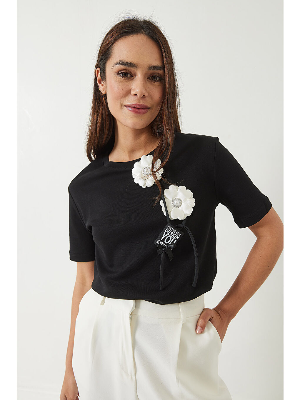 Siyah Kadın Çiçek Aksesuarlı Armalı T-Shirt-2