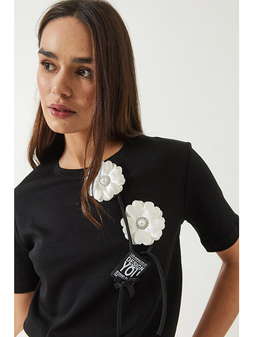Siyah Kadın Çiçek Aksesuarlı Armalı T-Shirt-3