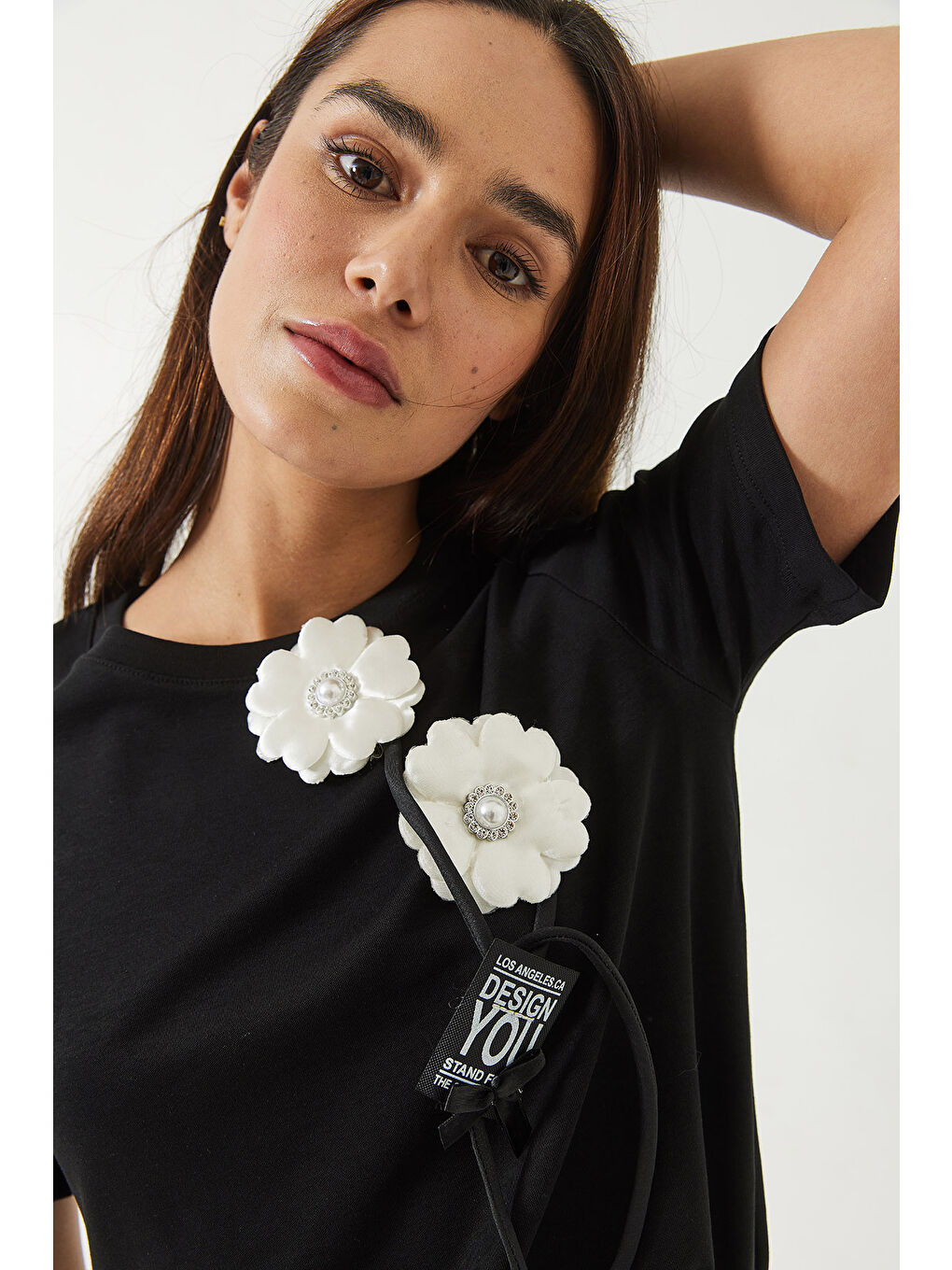 Siyah Kadın Çiçek Aksesuarlı Armalı T-Shirt-4