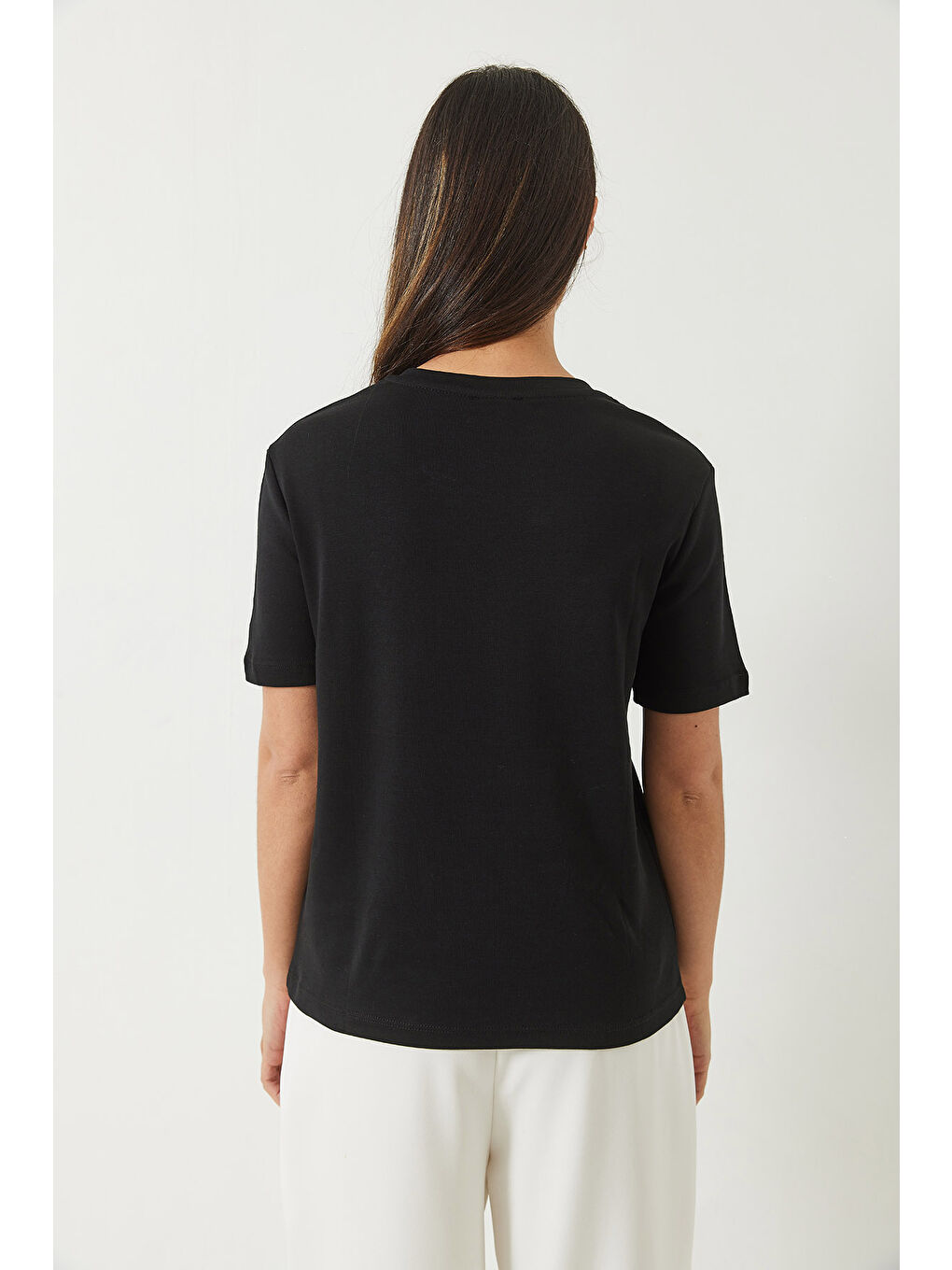 Siyah Kadın Çiçek Aksesuarlı Armalı T-Shirt-5